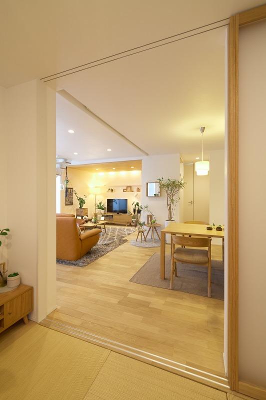 和室からの視線がすっと伸びて