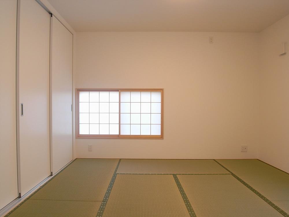 玄関横にゆったりとした和室を