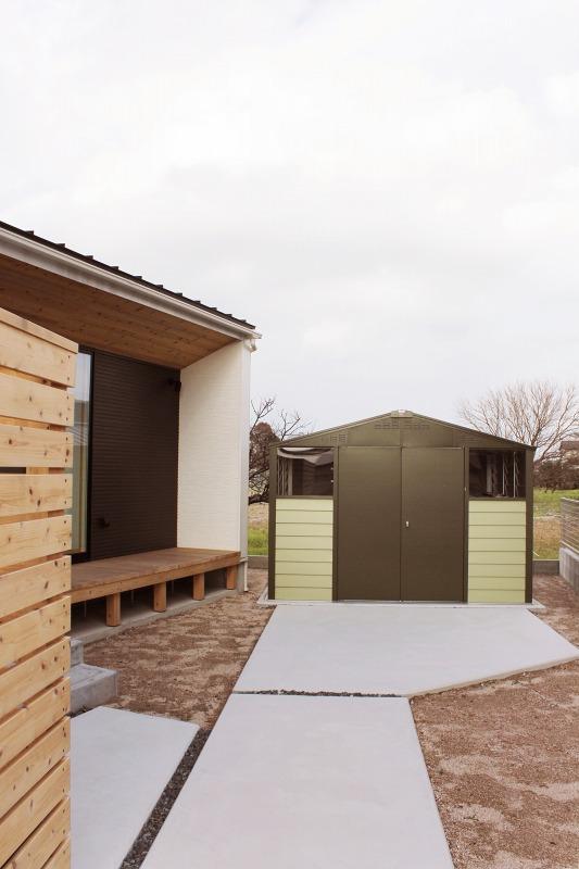 玄関横にご主人のバイク小屋