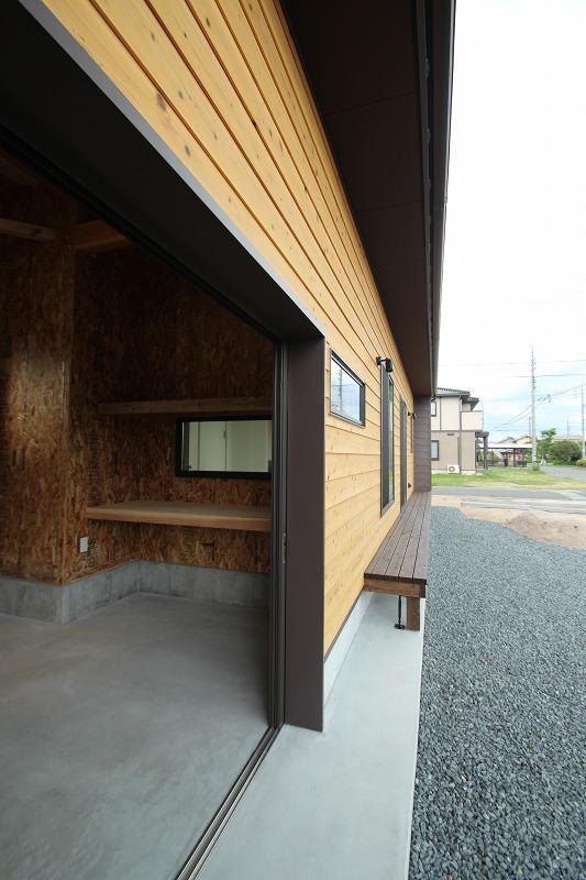 掃出し窓からウッドデッキに　縁側のよう