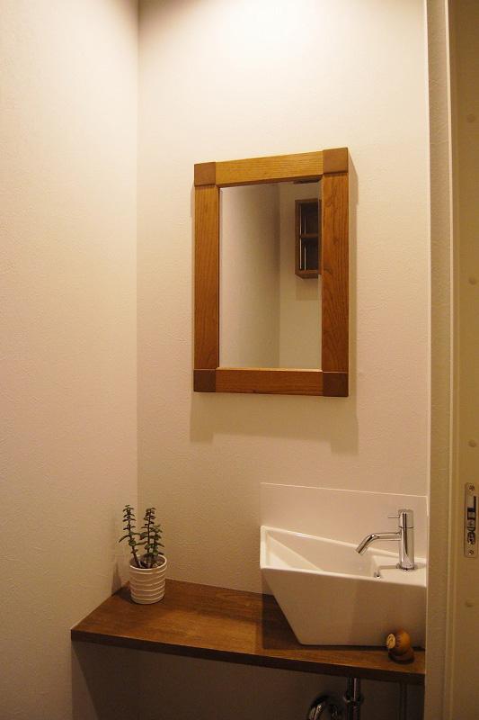 トイレの手洗いカウンターも無垢の板を