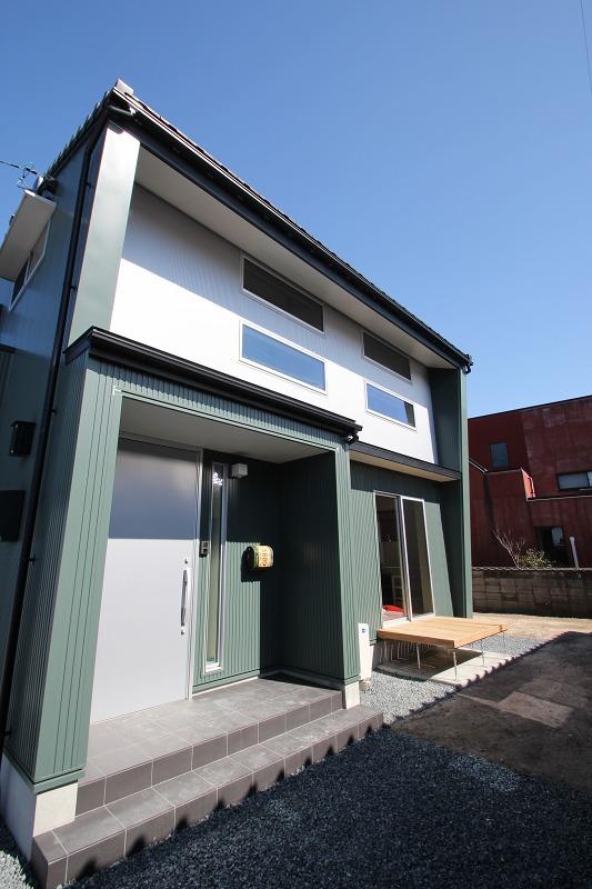 カーキの外壁がカッコいい