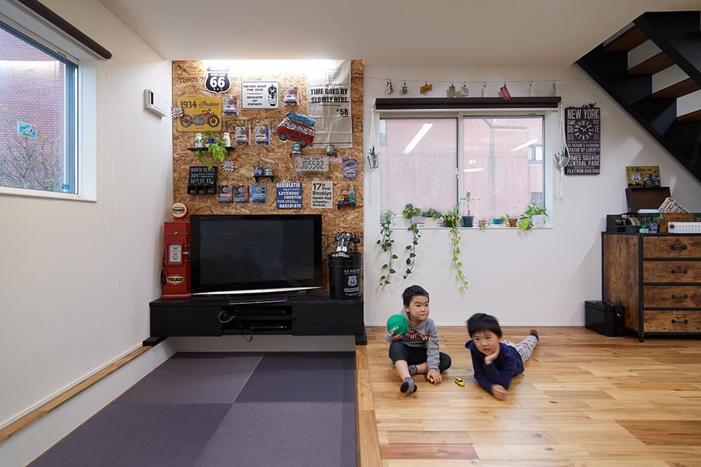 一段下がった畳スペース　壁面はお施主様のDIY