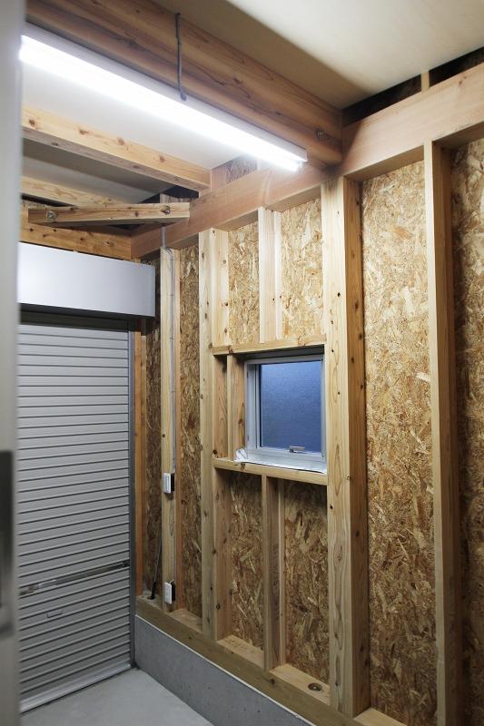 玄関横にバイク小屋を作りました