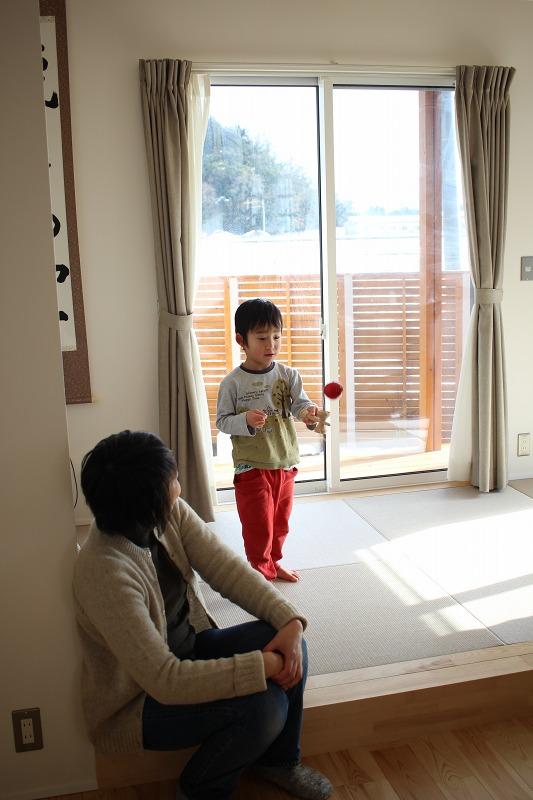 畳に縁に腰掛けて