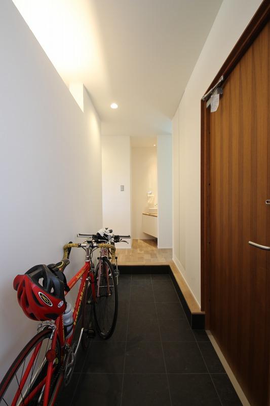 土間には自転車を置いて