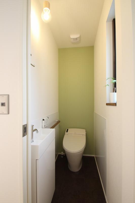トイレ壁面には掃除しやすいパネル