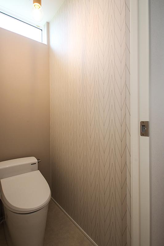 パントリーとお揃いのトイレの壁紙