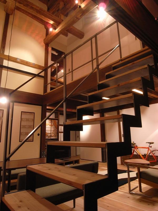 塗装ない素のままの鋼を使った階段