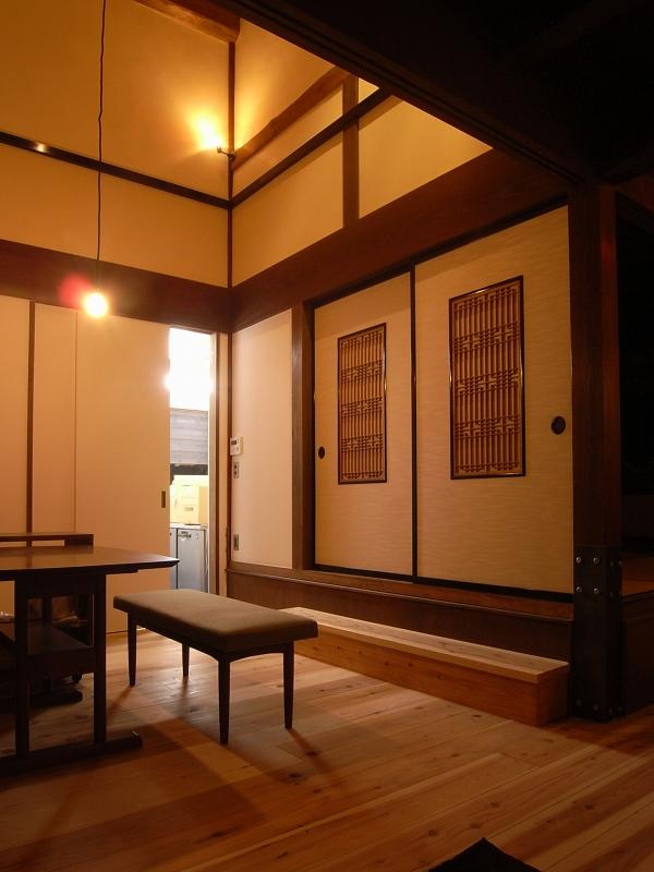正面の建具の向こうがキッチン