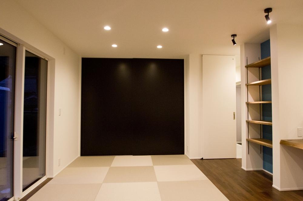 畳を敷いたリビング　正面は建具