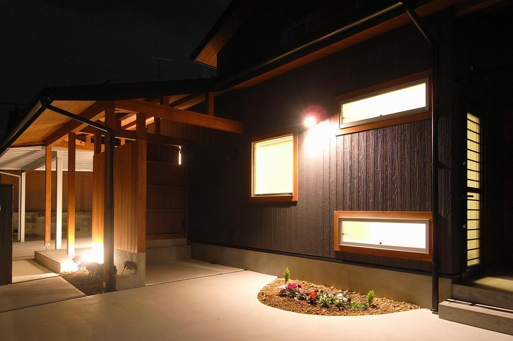 夜の外観