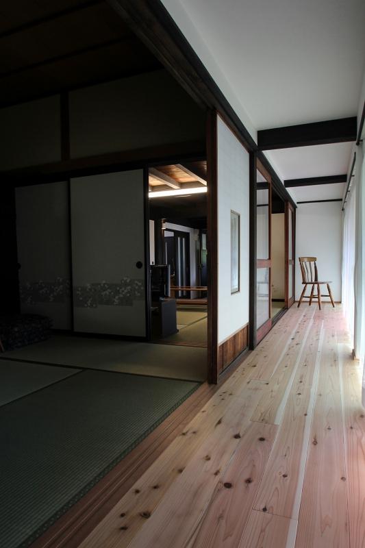 広縁は杉材を。これからの経年変化を楽しみに。