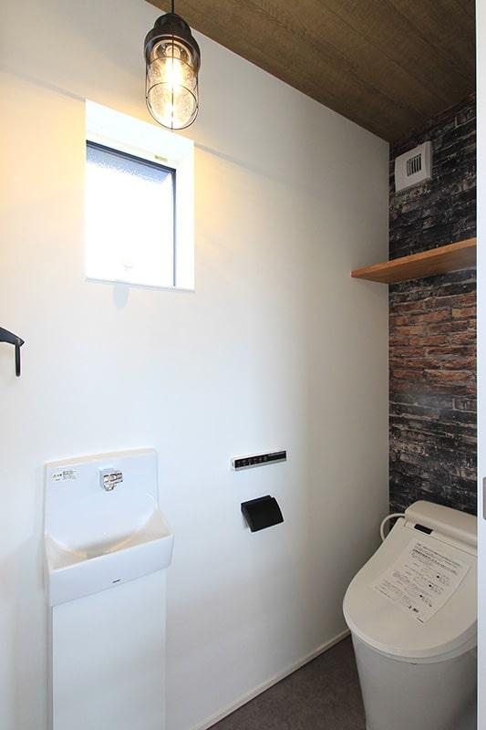トイレの一面は壁紙を貼り分けて