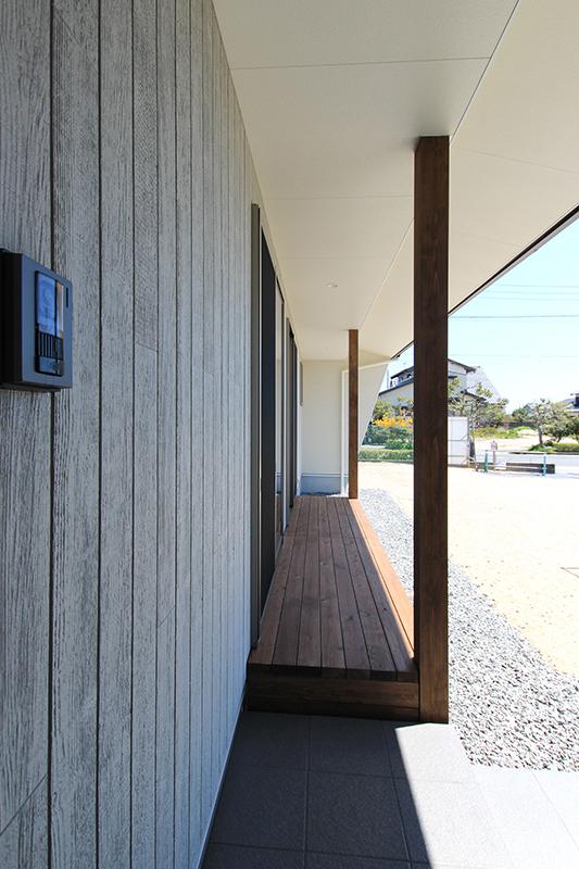 夏の日差しを遮る深い軒　冬はここから日差しを取り入れます
