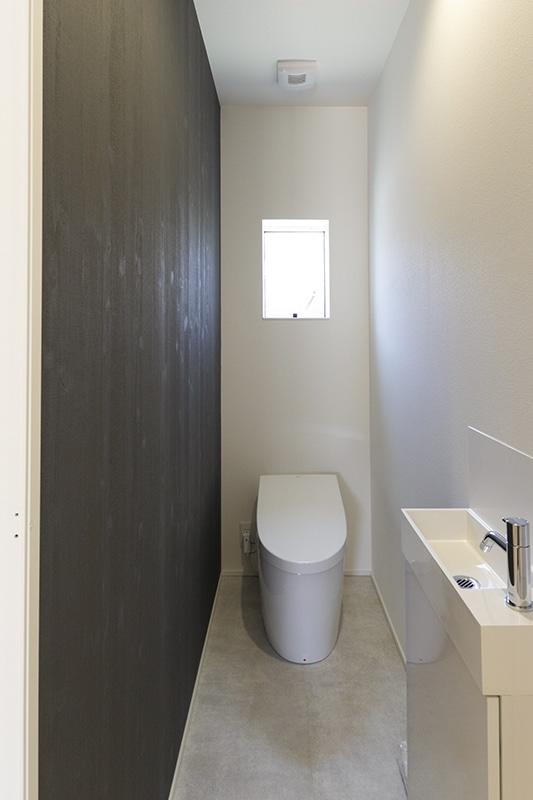 トイレの一面だけ黒く