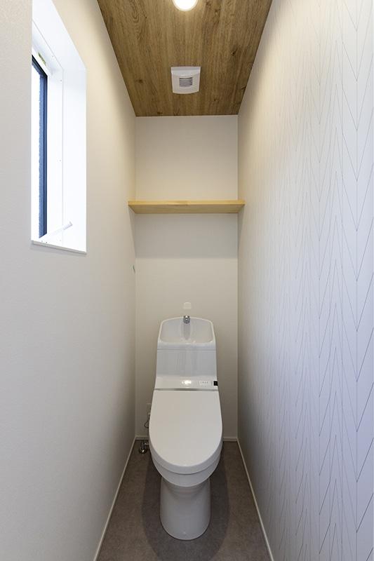2階のトイレは天井にアクセントをつけました