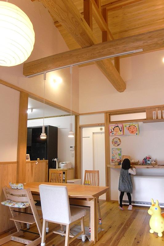 勾配天井に大きな梁。平屋でもゆったりと広々感じます