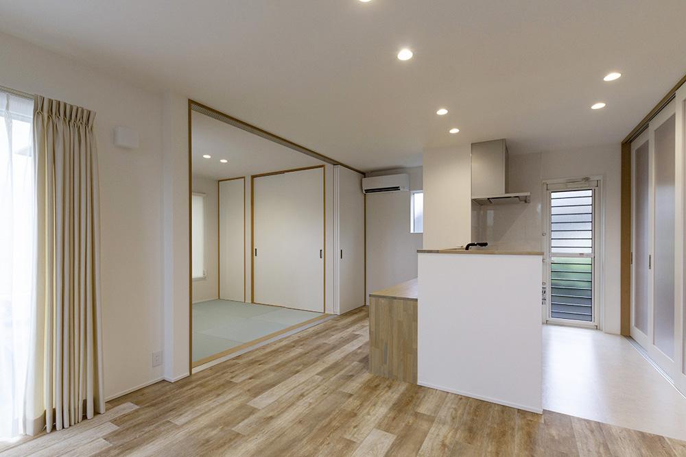 リビング横には和室も作りました　建具を閉めると別空間に