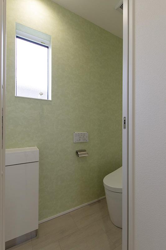 トイレは一面だけ壁の色を変えて