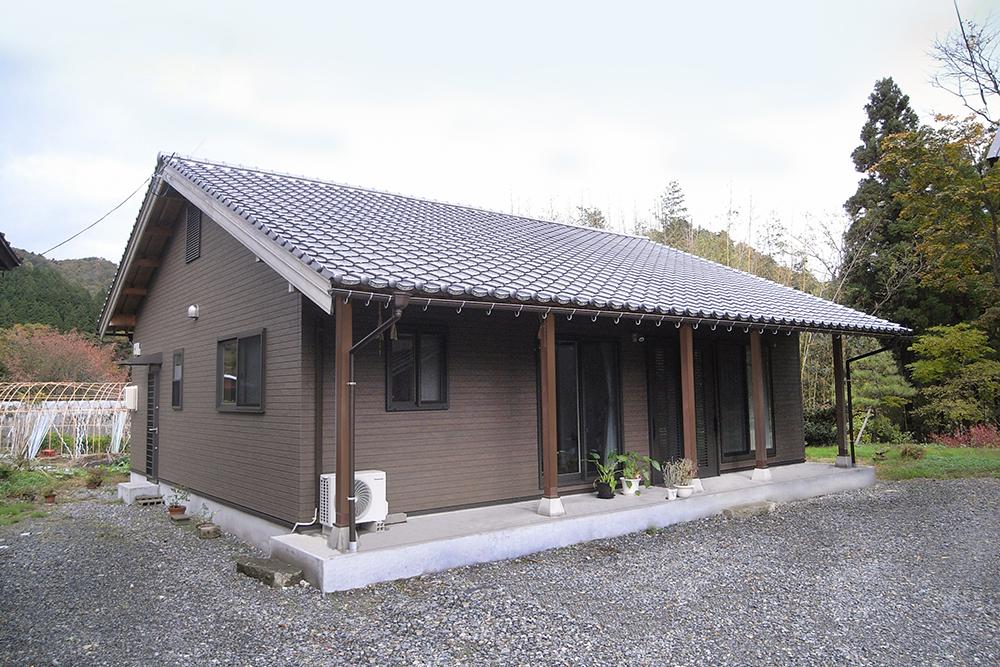 外の景色になじむ落ち着いた外観