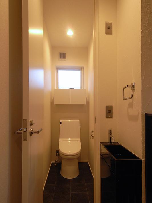 手洗いはトイレの外に