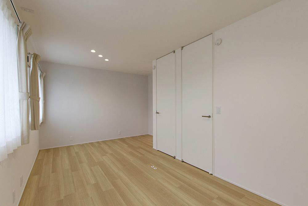 2部屋に仕切ることもできる子供部屋　壁面は濃淡の色合いをつけました