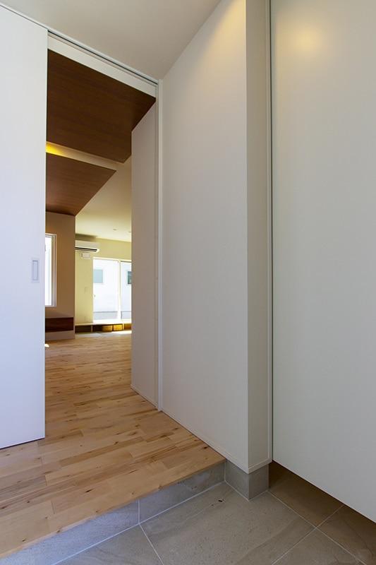 玄関　右の建具を開けると家族用の玄関へ