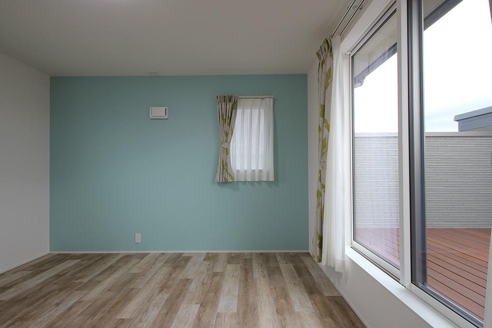 2階にある部屋からウッドデッキのベランダへ