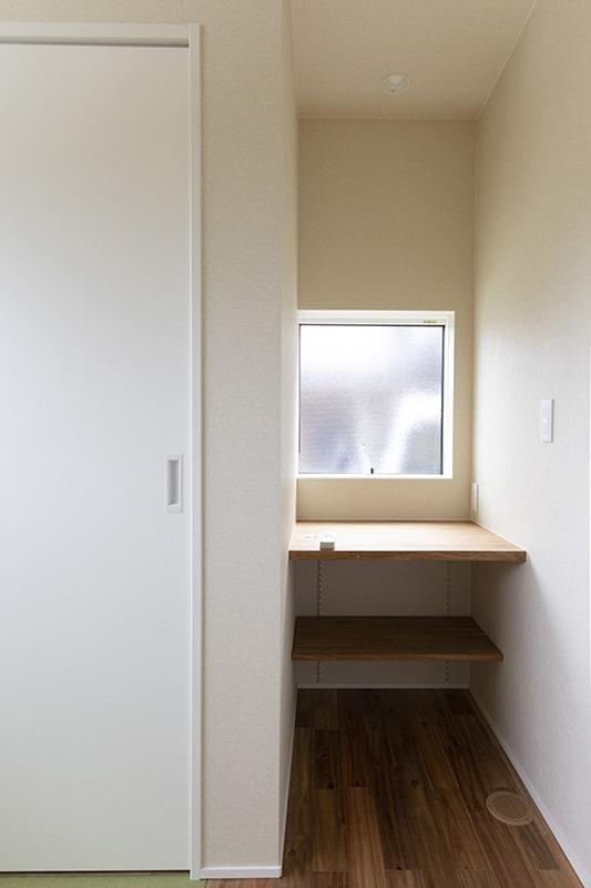 窓際に小さなデスクを作りました