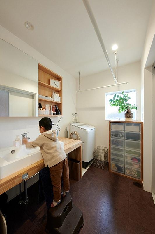 スライドして使える鏡の後ろは収納　洗面台と棚も造作で