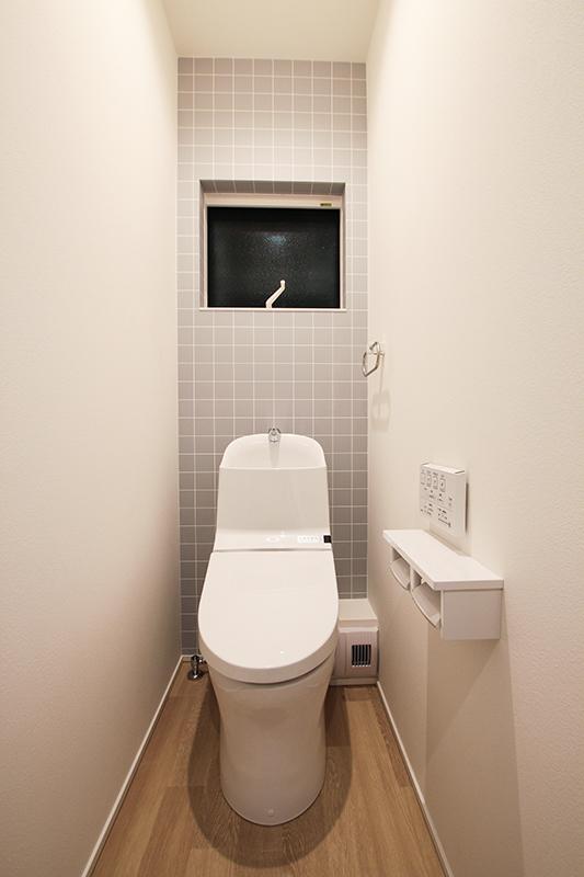 2階のトイレも一面壁紙を変えて