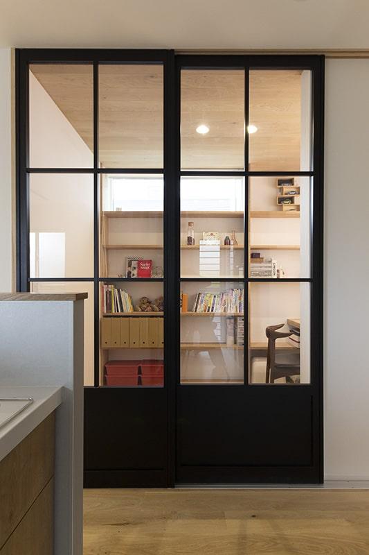 黒い格子の建具が独立した空間を作っています