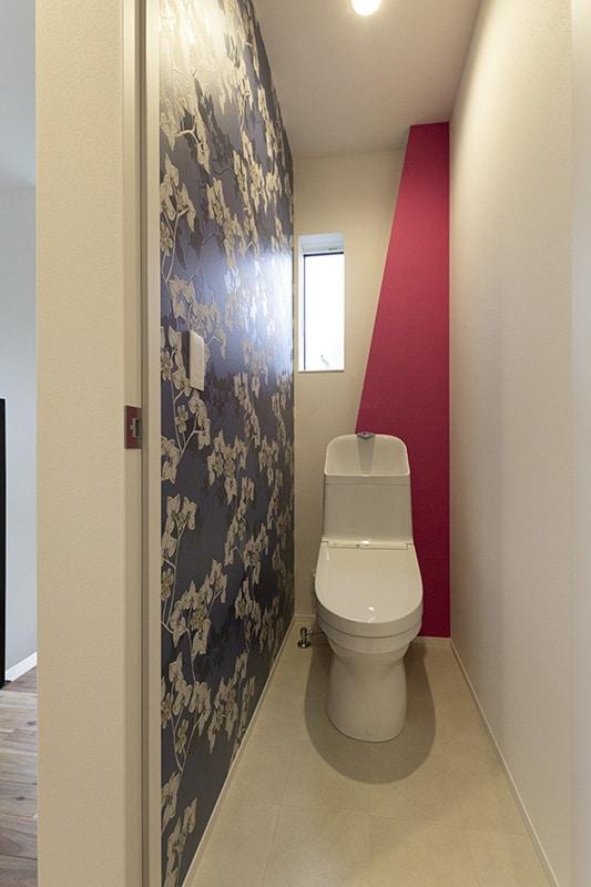 2階のトイレは壁紙で遊んで