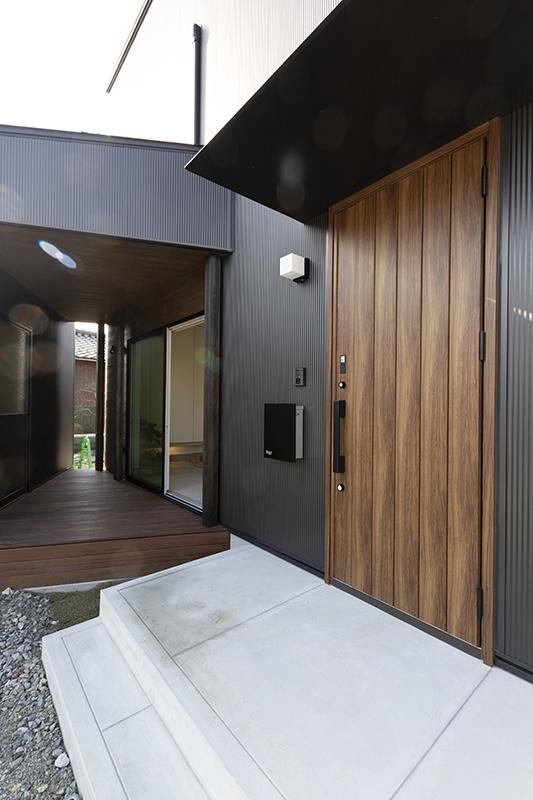 デッキを通って向かいの収納小屋へ