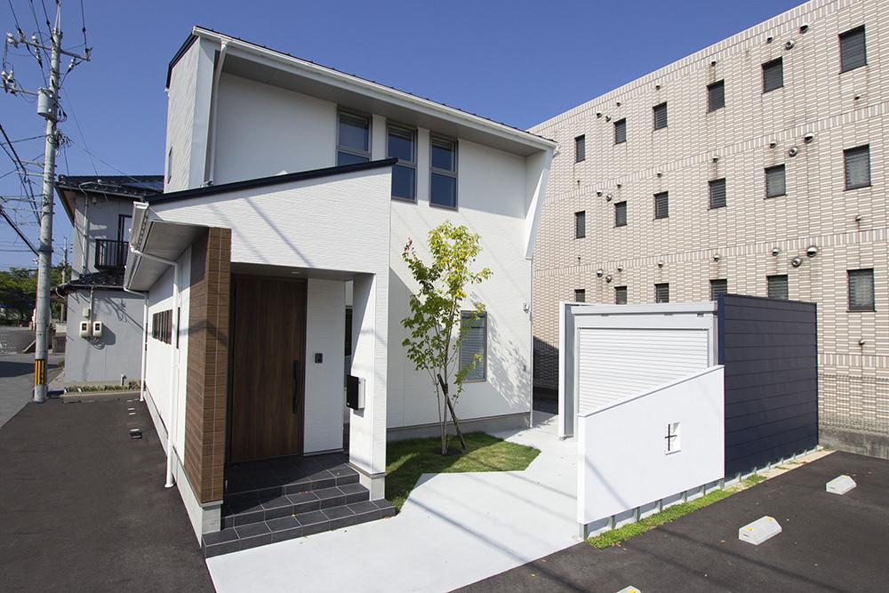 駐車場とは別にバイク小屋を作りました
