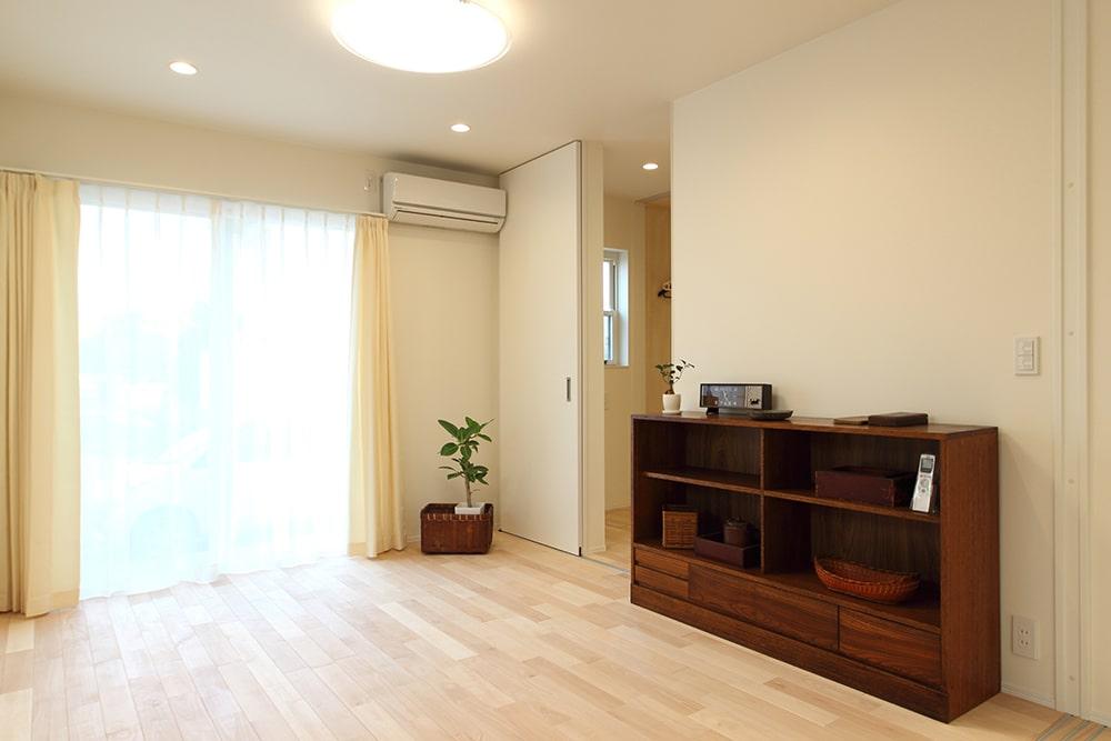 実家から受け継いだ家具がなじむ室内
