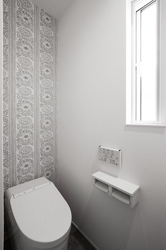 トイレの一面に北欧風の壁紙を。