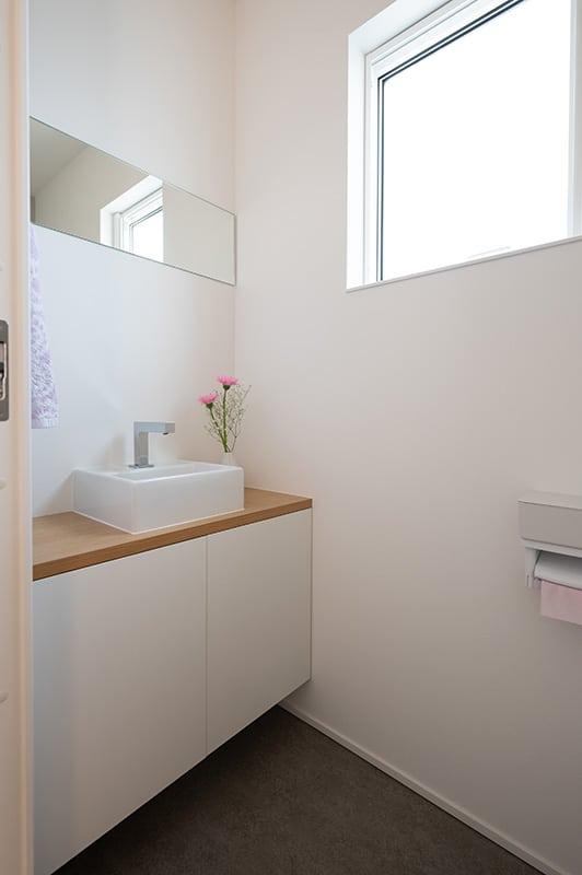 玄関入ってすぐにあるトイレの手洗い　