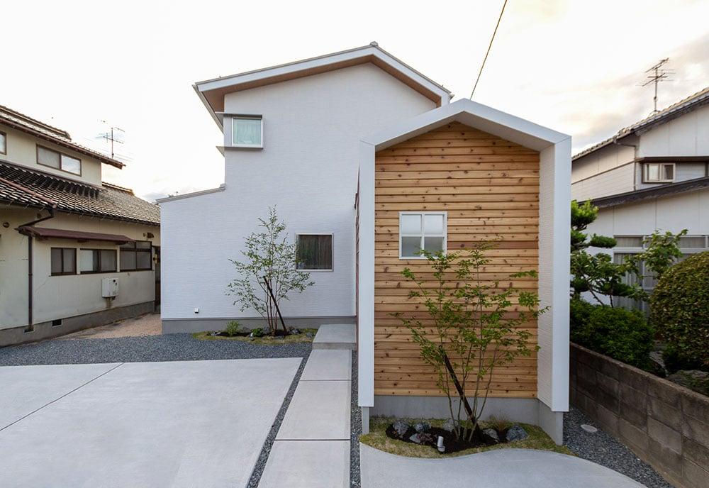無垢板をはったかわいい物置小屋。