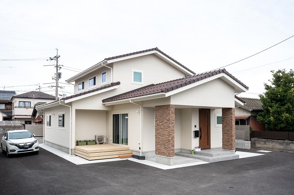 茶色の瓦屋根が優しい風合いの外観