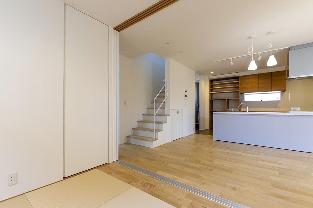和室とダイニングを仕切る建具　普段はすっきり隠れてます