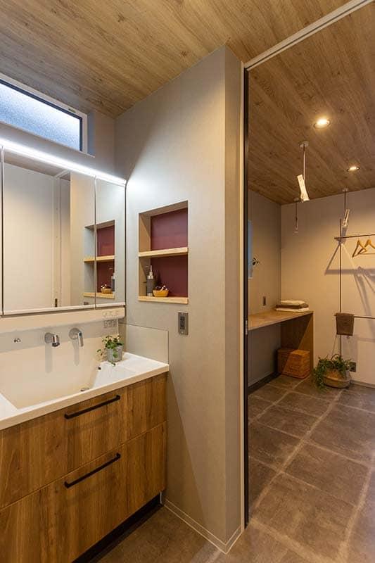 洗面室は独立型。脱衣兼ランドリーとは建具で仕切る仕様。