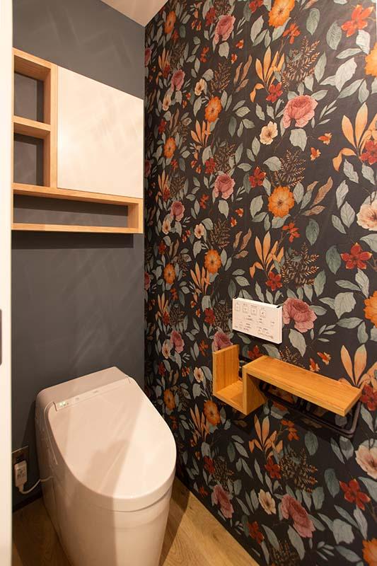 トイレ収納の形がカワイイ！白い扉の中も収納。