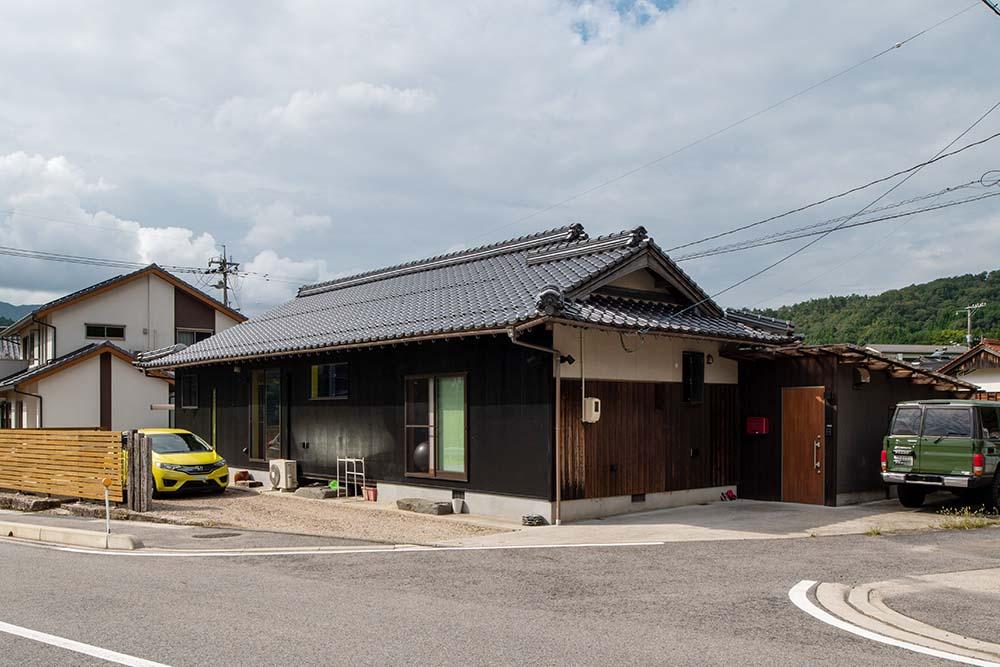 リノベ後の外観　印象は大きく変えず、道路側の外壁を張替え黒く塗装しました　