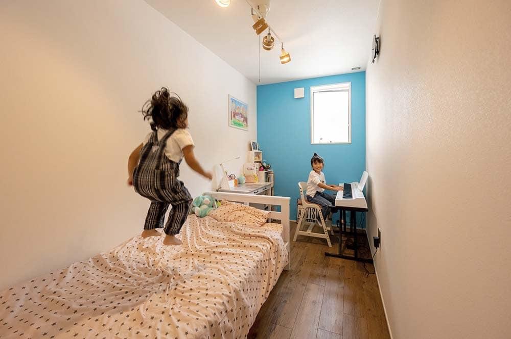 子供部屋はブルーの壁紙