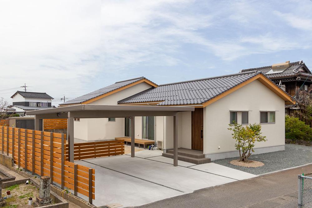 瓦屋根の優しい外観。カーポートの奥はお庭です。