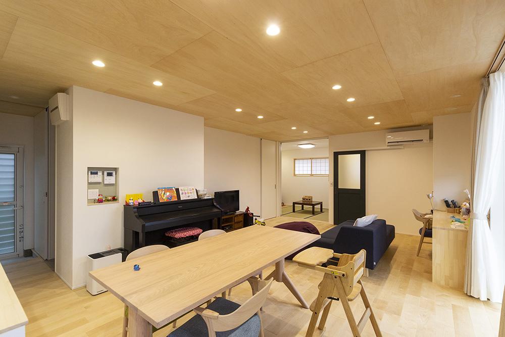 天井にシナベニアを貼ったリビング。視線が遠くに抜けて気持ちのいい空間。