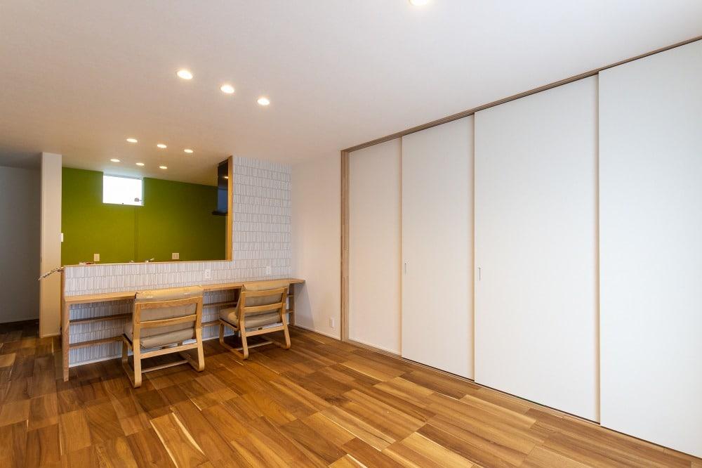 天井まである大きな建具。閉じてもスッキリとした印象です。