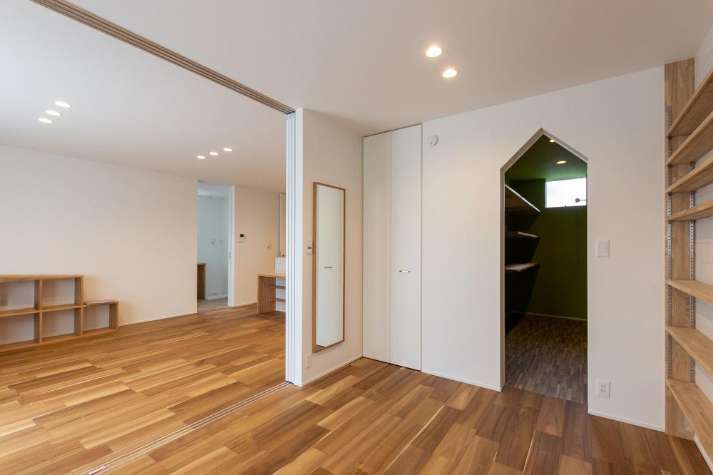 寝室。建具を開けると視線が抜けて開放感いっぱい！